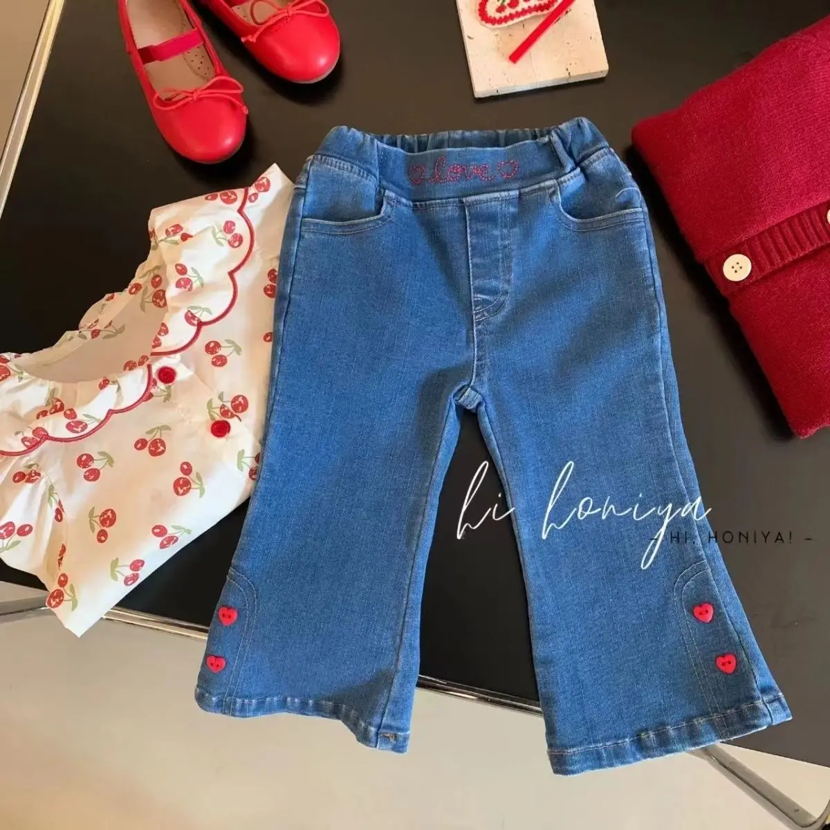 Set maglione da ragazza Primavera e autunno Nuova edizione coreana Giacca lavorata a maglia per bambini Camicia stile occidentale Jeans Set da 3 pezzi