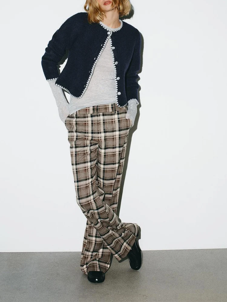 

European-style new women's fashionable and versatile round neck long-sleeved color-blocked embroidered knit cardigan.