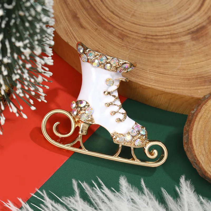 New Christmas Boot Brooch European and American Creative Oil Drop Painted Christmas Skate Pin Clothing Decoration Corsage
