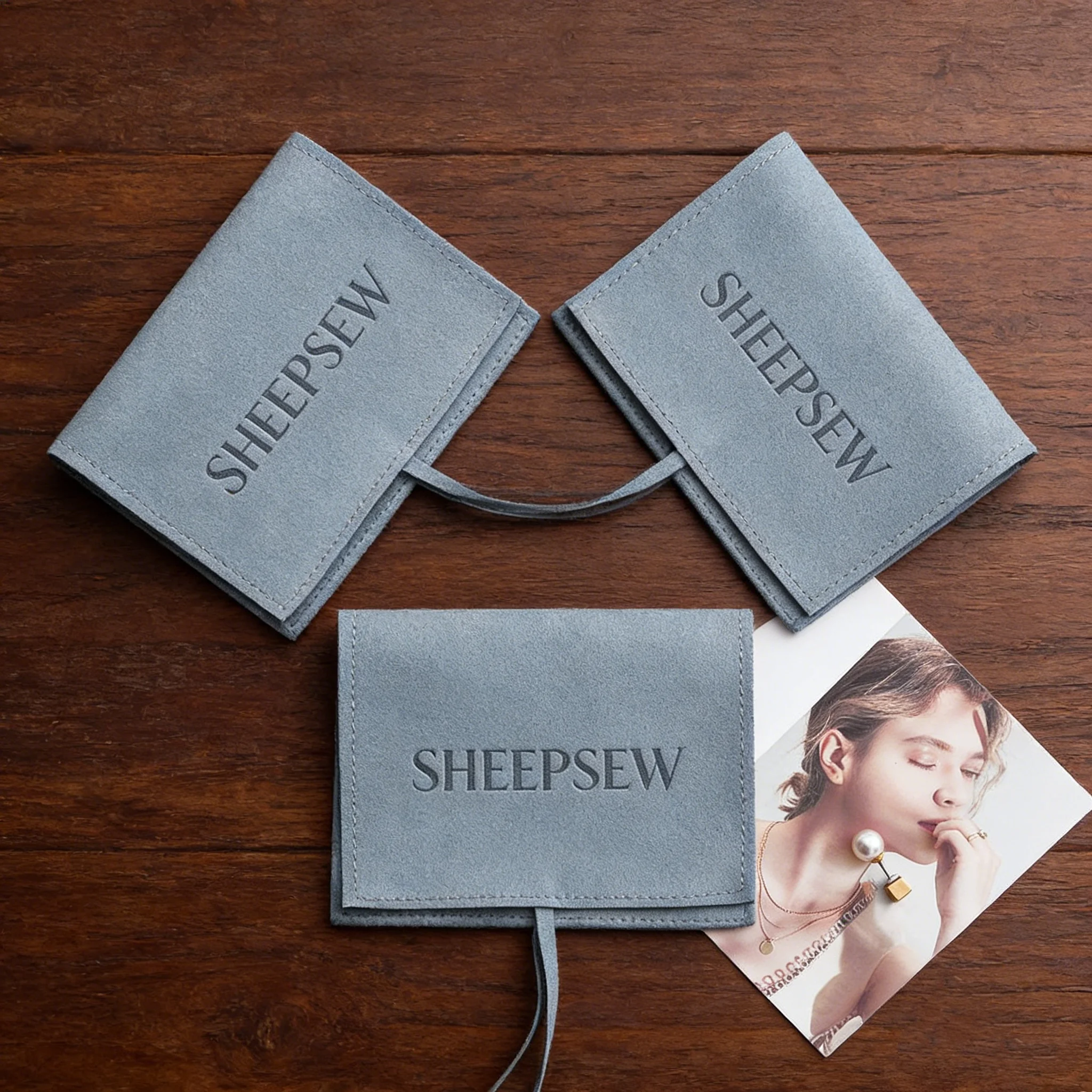 

Мешочек для украшений из микрофибры SHEEPSEW 8x10 см с индивидуальным логотипом, тиснением и печатью, пыльно-голубой, для свадебных подарков, с завязками