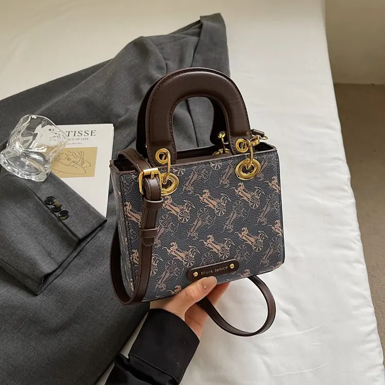 

Women's High-End Retro Printed Messenger Bag 2026, Fashion Niche Design, Large Capacity Commuter Shoulder Bag