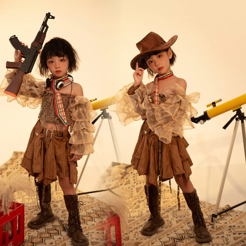 

Dune Wasteland Wind Girl Western Cowboy Locomotive Wind Spice Girl Runway Catwalk Model Car Contest Punk Style Performance Unifo