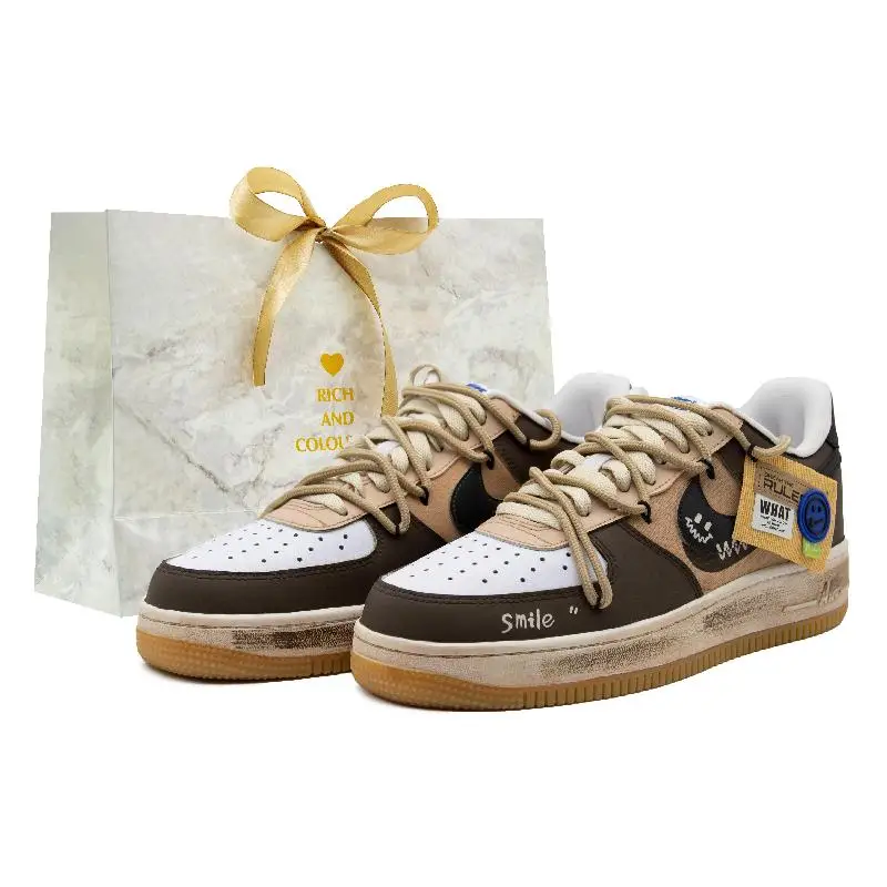 

[Нестандартная американская сумка с граффити] Женские туфли для скейтборда Nike Air Force 1 с низким берцем коричневого, черного/белого цвета