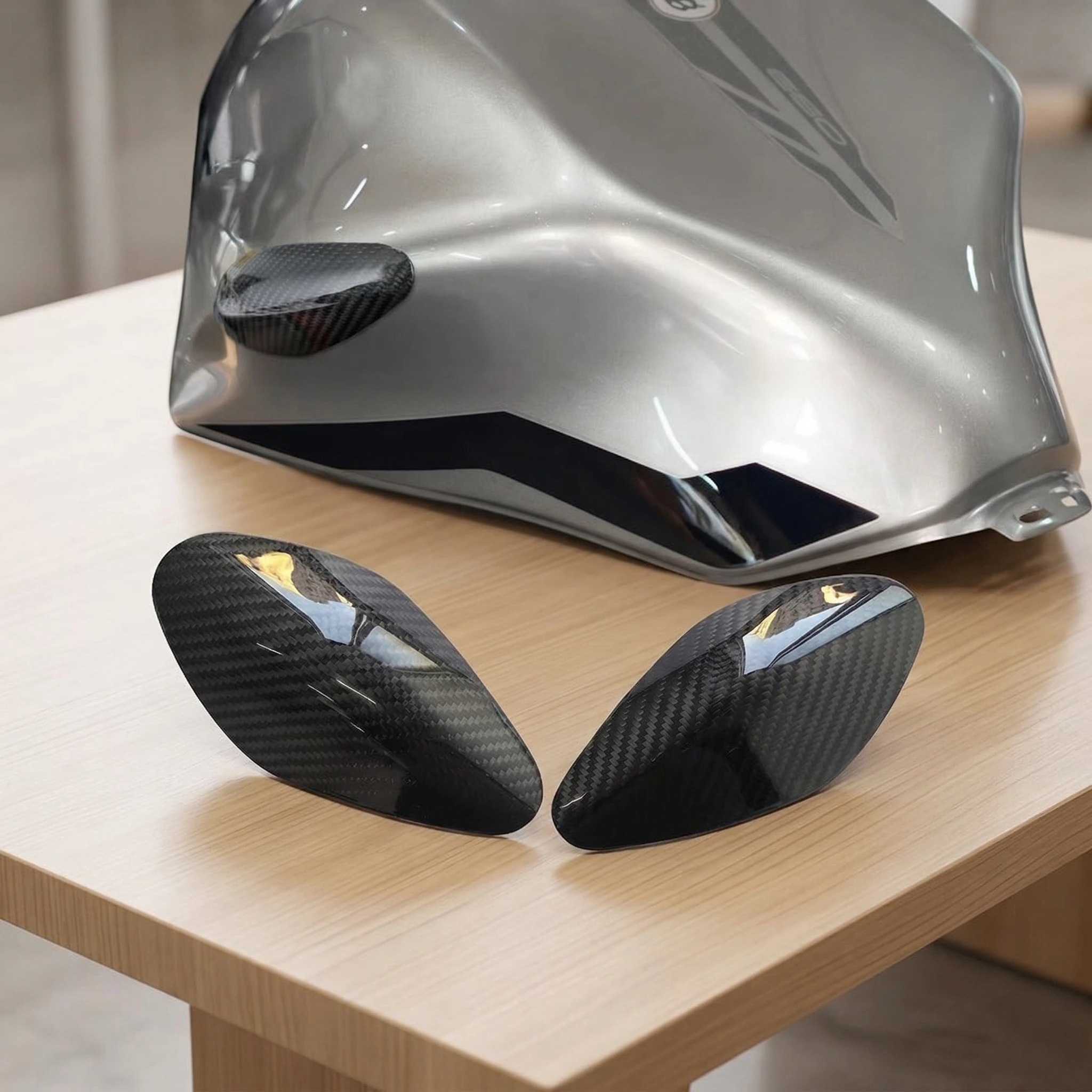 

Carbon Fiber Fuel Tank Cover for Kawasaki Z650 2017-2026 Motorcycle Protection against Falls Durable And Lightweight