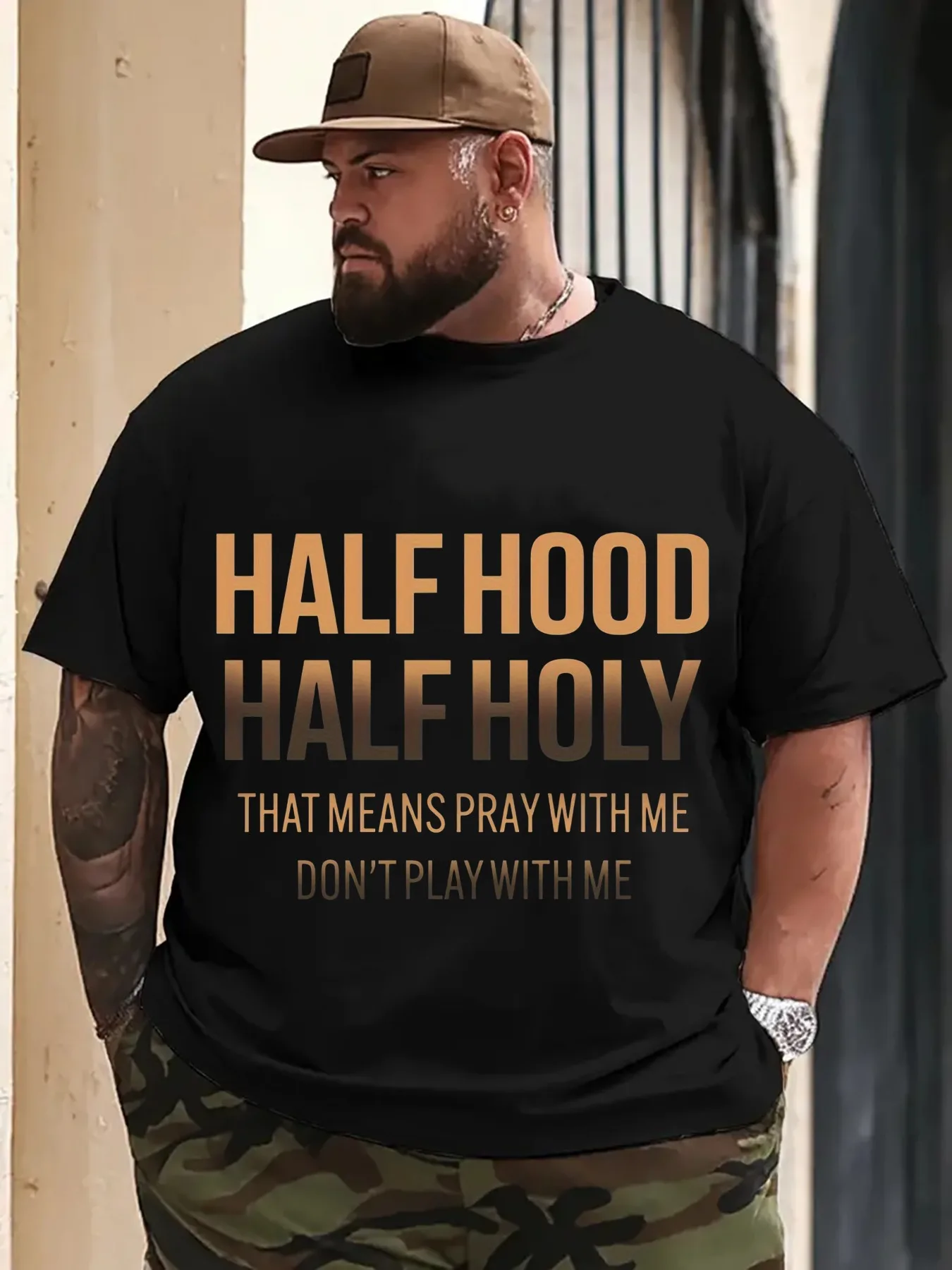 تي شيرت رجالي سميك - قميص Bold "HALF HOOD HALF HOLY" مطبوع بأكمام قصيرة - قميص بياقة دائرية من القطن بنسبة 100%