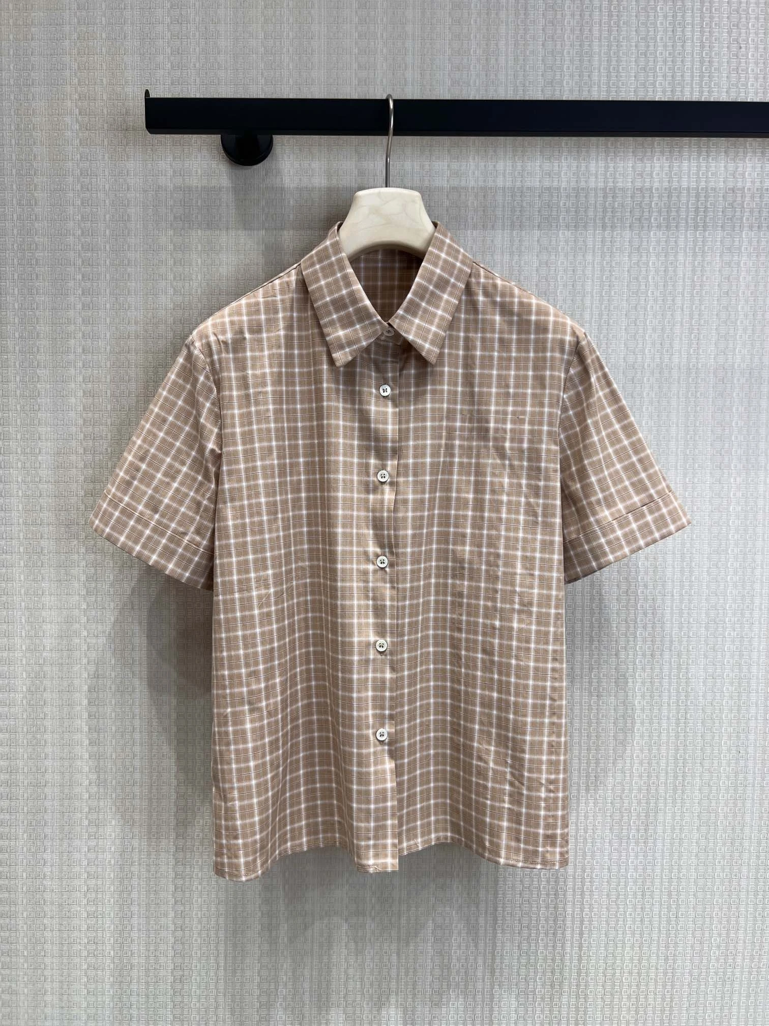 

Casual Style Women's Plaid Short Sleeve Shirt Loose Fit Fashionable Age-Defying Cotton Pure Material Button Closure Top