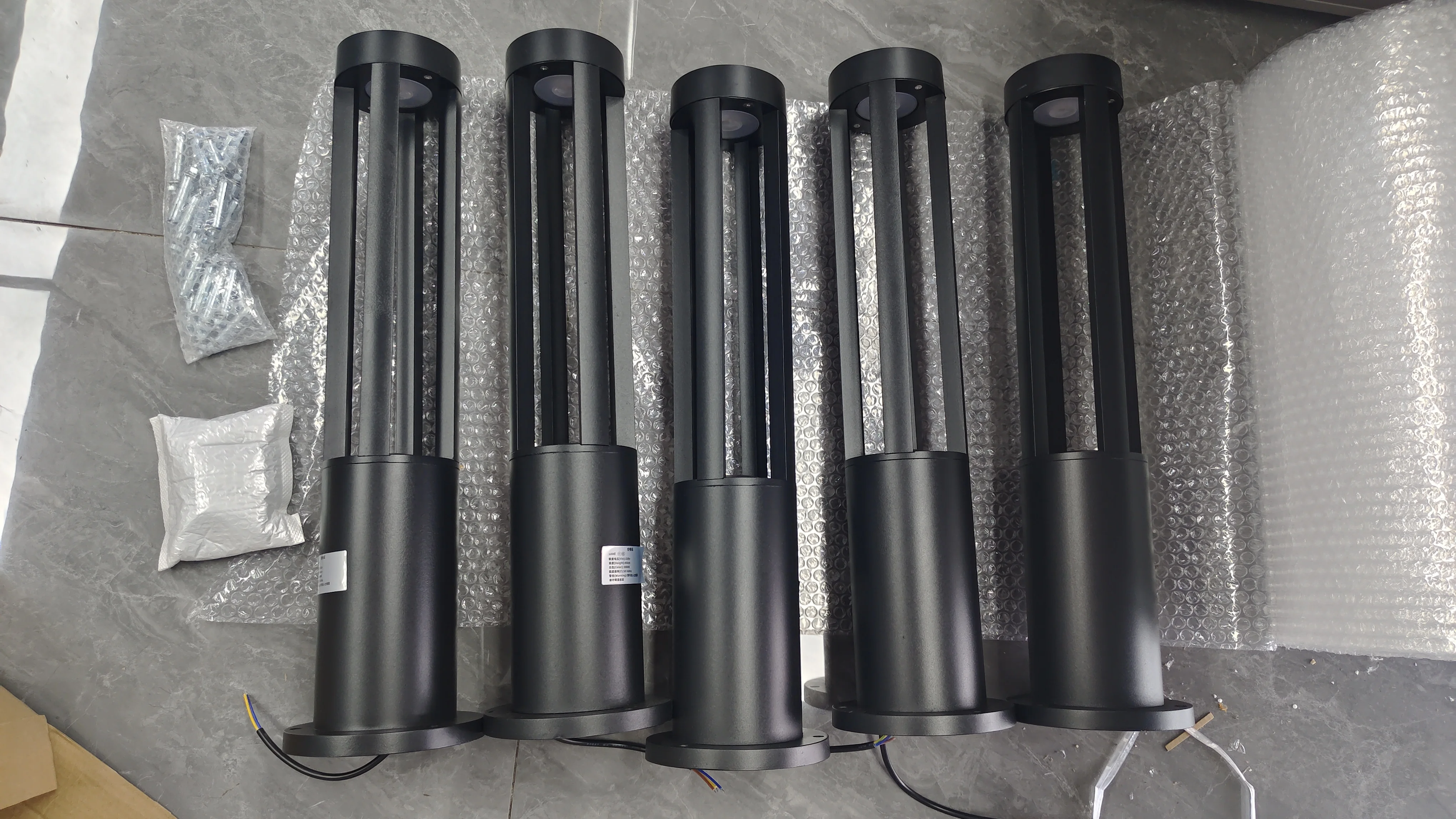 Outdoor Weather‑Resistant Black Post Bollard Lamp, Low‑Profile Lawn Floor Light for Garden, Walkway, Driveway and Yard Landscap