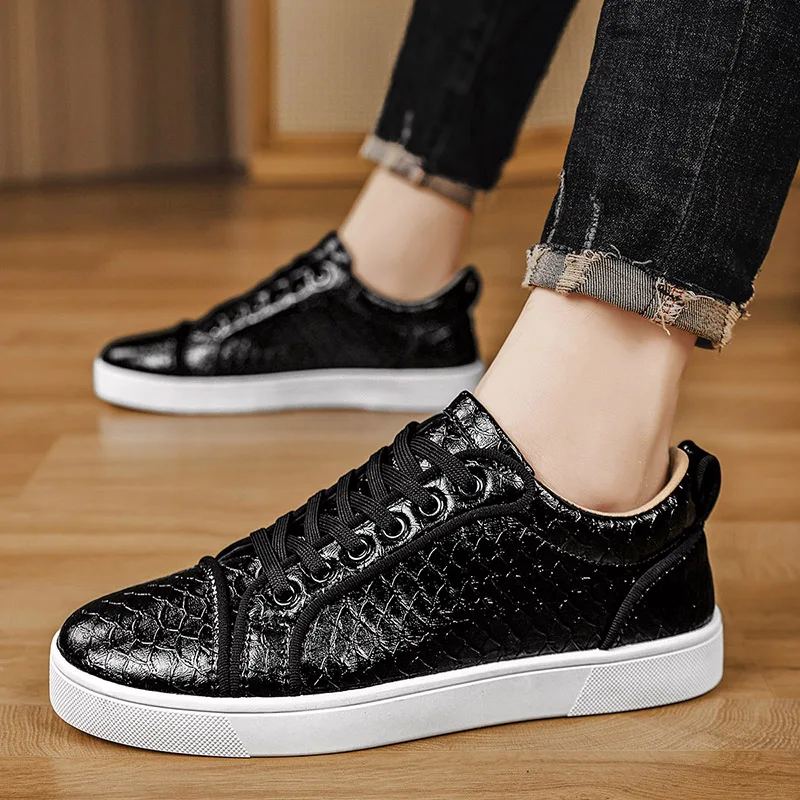 

2026 Spring New Shoes for Men Leather Casual Shoes Fashion Pattern Flat Skateboard Shoes Street Cool Lace-up Sneaker