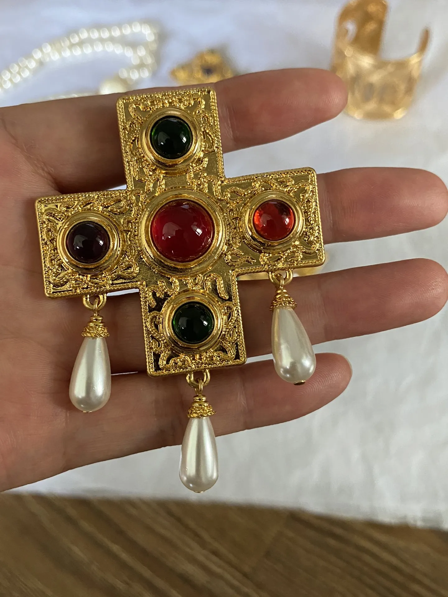 

2023 New Vintage Brass Carved Fashion Women's Brooch
