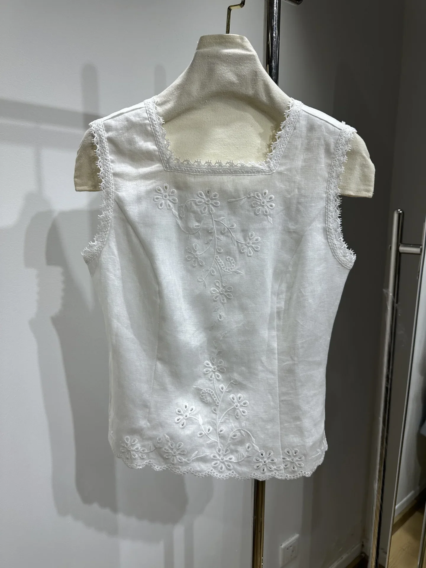 

2025 New Women White Vest Hollow Out Embroidery Square Collar Sleeveless Casual Female Linen Tank Top