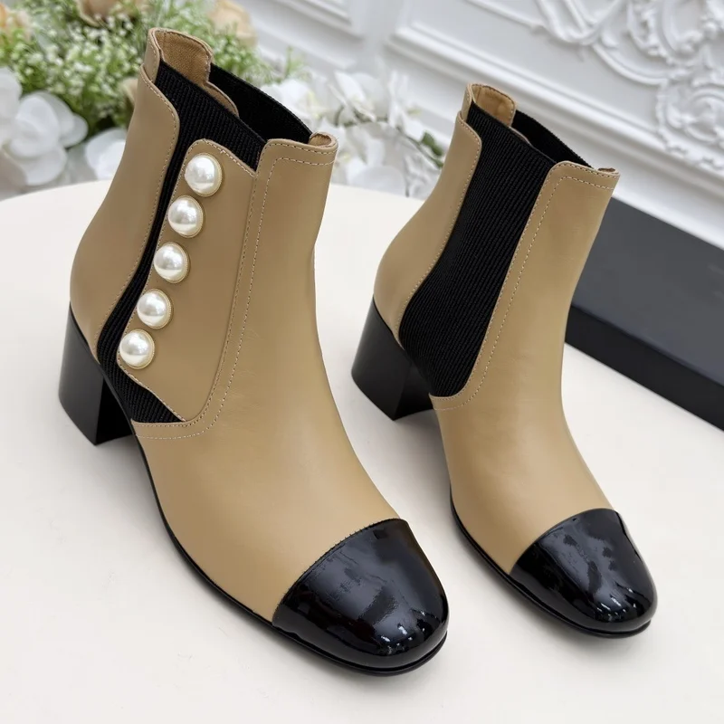 

Элегантные и модные женские кожаные короткие ботинки челси на высоком каблуке с жемчужным декором, новая расцветка, высочайшее качество 25110879