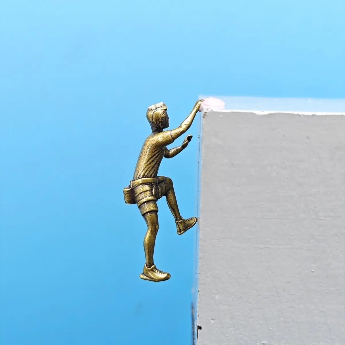 Brass Climbing Mountaineering 1/64 Miniature Figurine Car Model Landscape Diorama Photography Prop Scenery Display Ornament