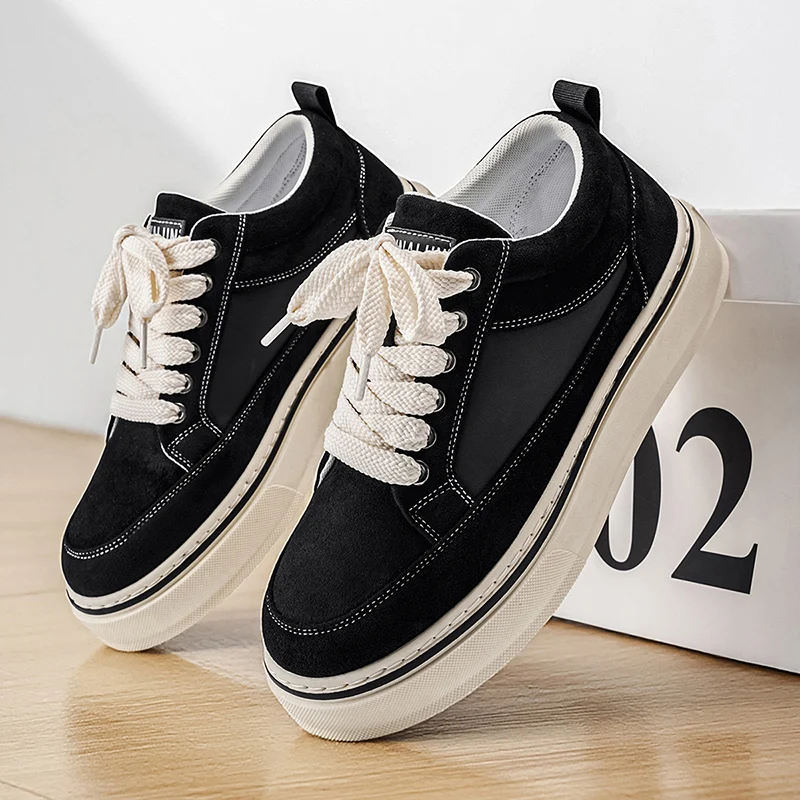 

Кеды на шнуровке с массивной подошвой и широким носком для удобного надевания. Доступны в коричневом и черном цветах, подходят для всех типов кожи.