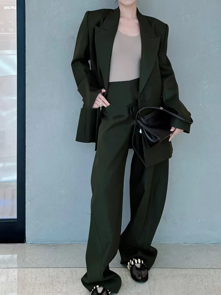 

A high-end double-breasted suit jacket with a retro gun lapel and a niche design. New style for autumn 2025