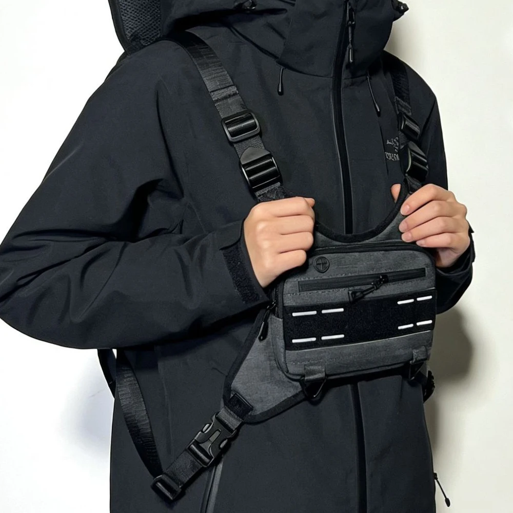 Leichte, wasserabweisende Sport-Brusttasche für Herren, geeignet zum Laufen, als Umhängetasche für Workouts, zum Radfahren, Wandern, Klettern und für Spaziergänge mit dem Hund. – Detail 4