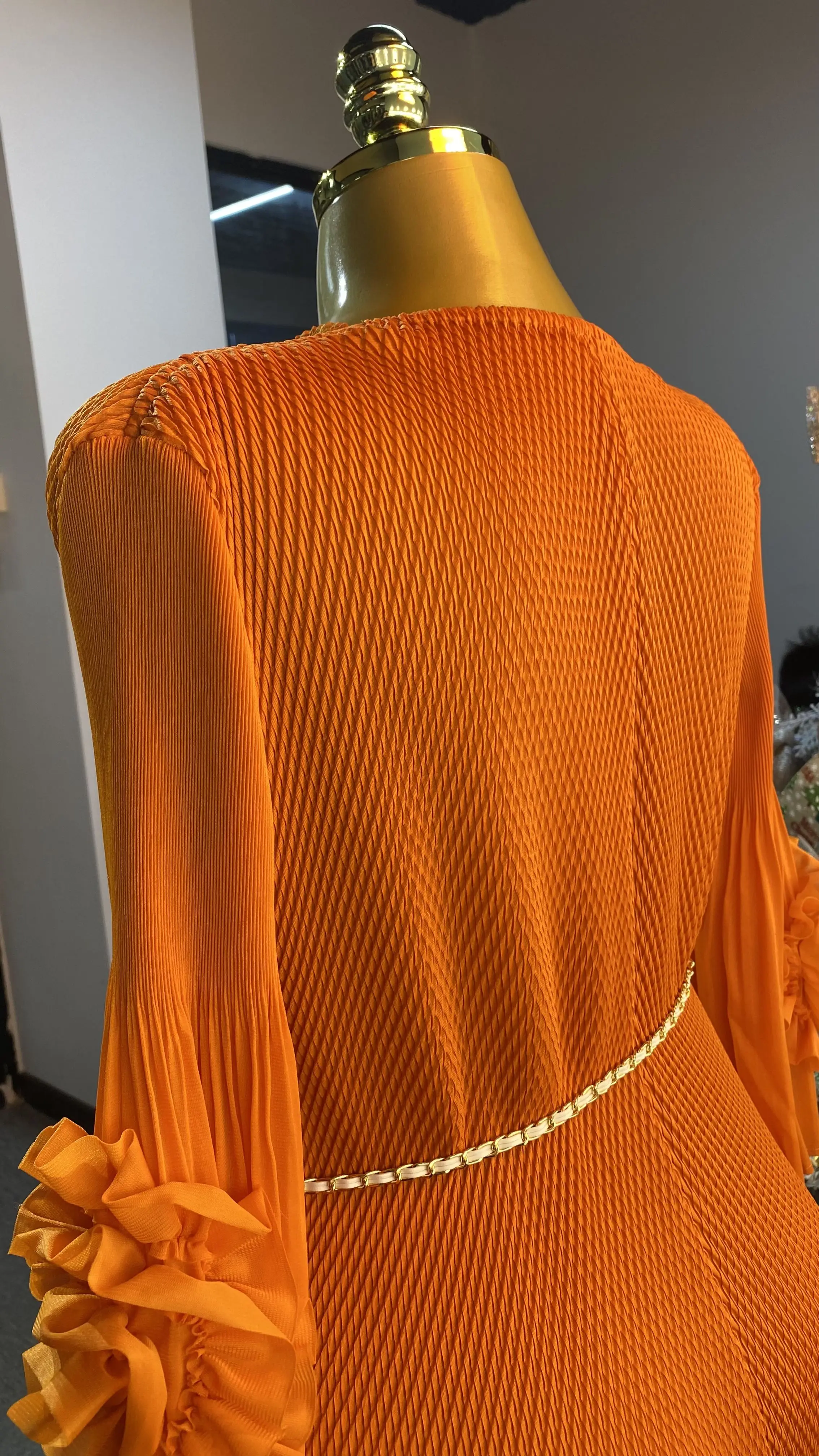 بدلة تشونغشان أنيقة ذات ثنيات بلون سادة ورقبة على شكل حرف V مع شرابات ماكسي مقاس كبير ملابس نسائية صيفية-GZXX369