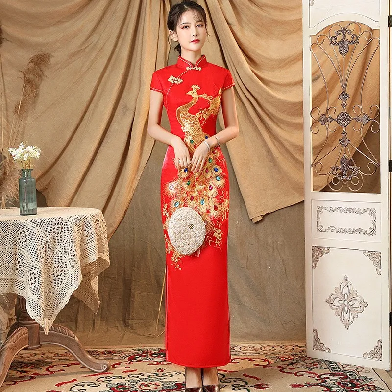 

The modified cheongsam dress is a light and elegant Chinese-style toasting for young girls