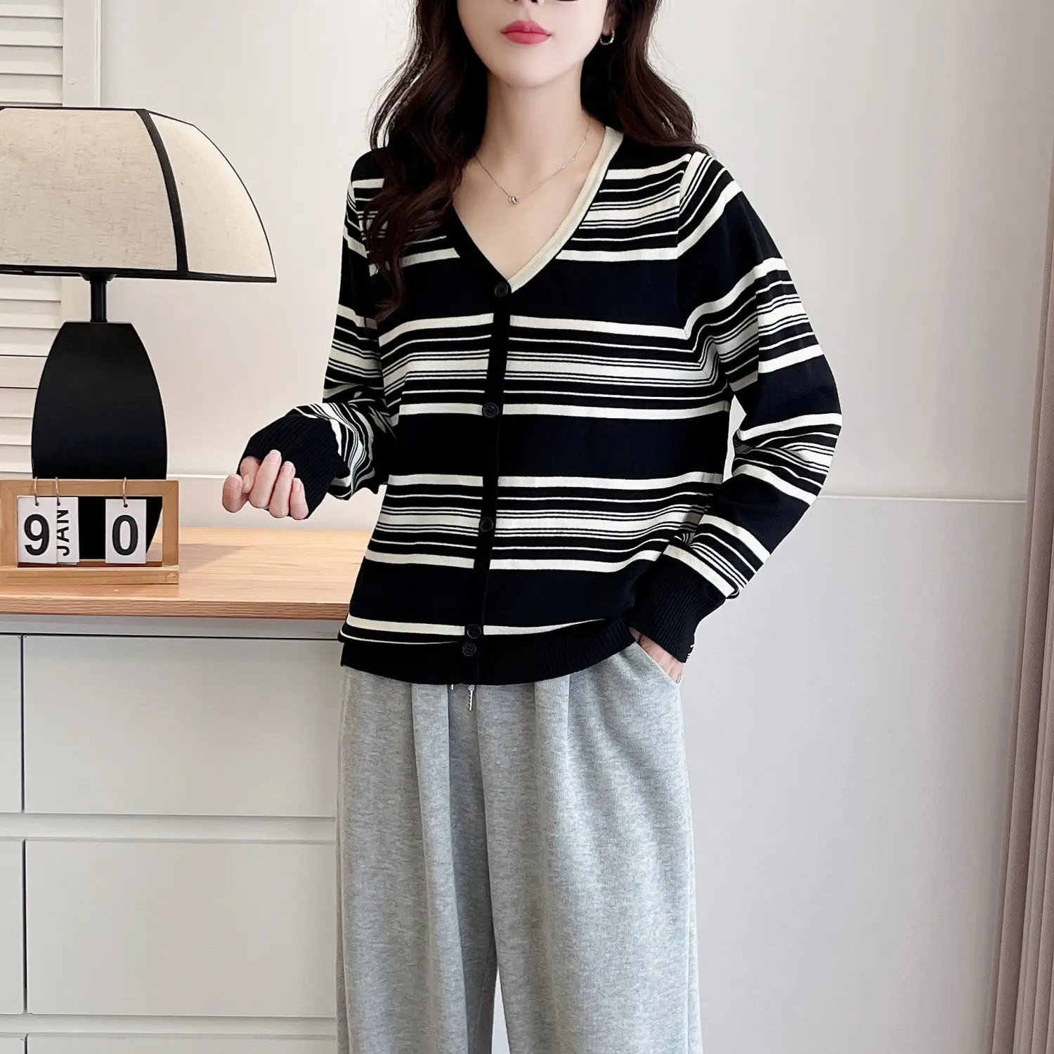 Primavera e autunno nuova felpa con cappuccio lavorata a maglia a righe con scollo a v Casual maglione sottile allentato per le donne