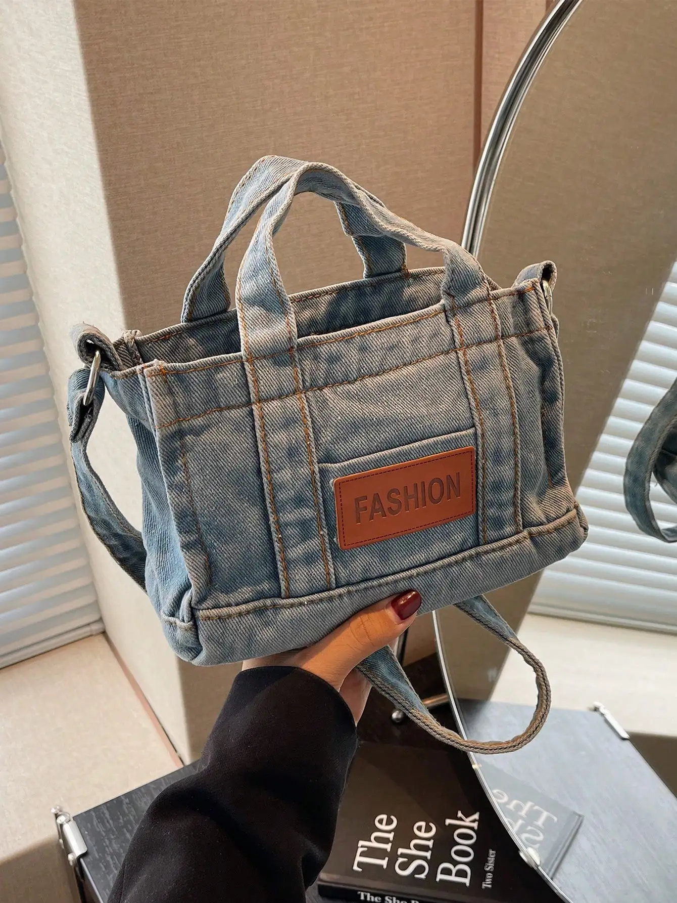 

Мини-сумка через плечо из денима с кожаной нашивкой и ручкой-цепочкой