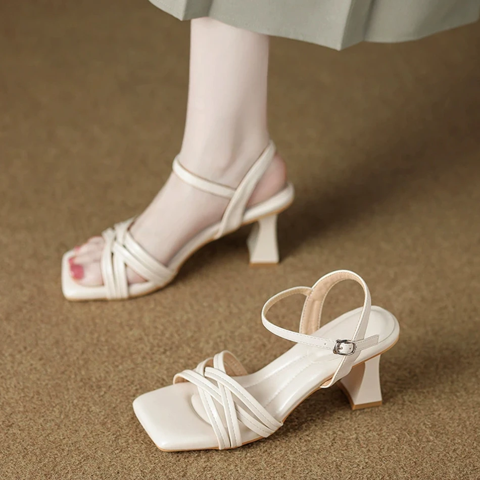 

Не жаркие босоножки на одном ремешке, новая женская обувь лета 2025, модные женские босоножки на высоком каблуке и женские босоножки.