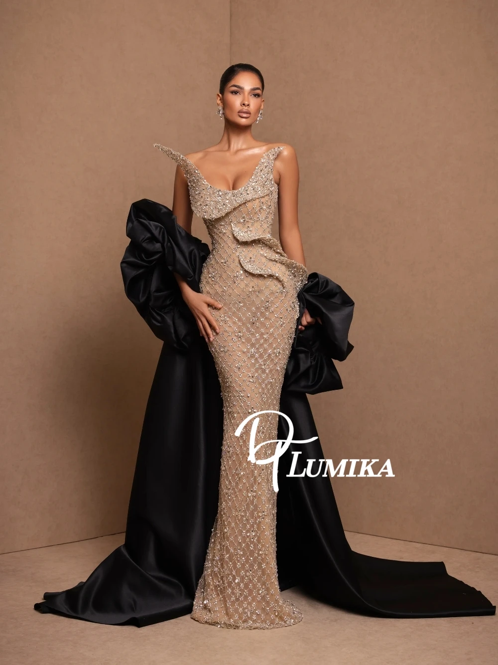 

Изысканное вечернее платье-русалка с асимметричным вырезом, полностью расшитое кристаллами, со съемной черной накидкой, индивидуальный пошив, выпускное платье