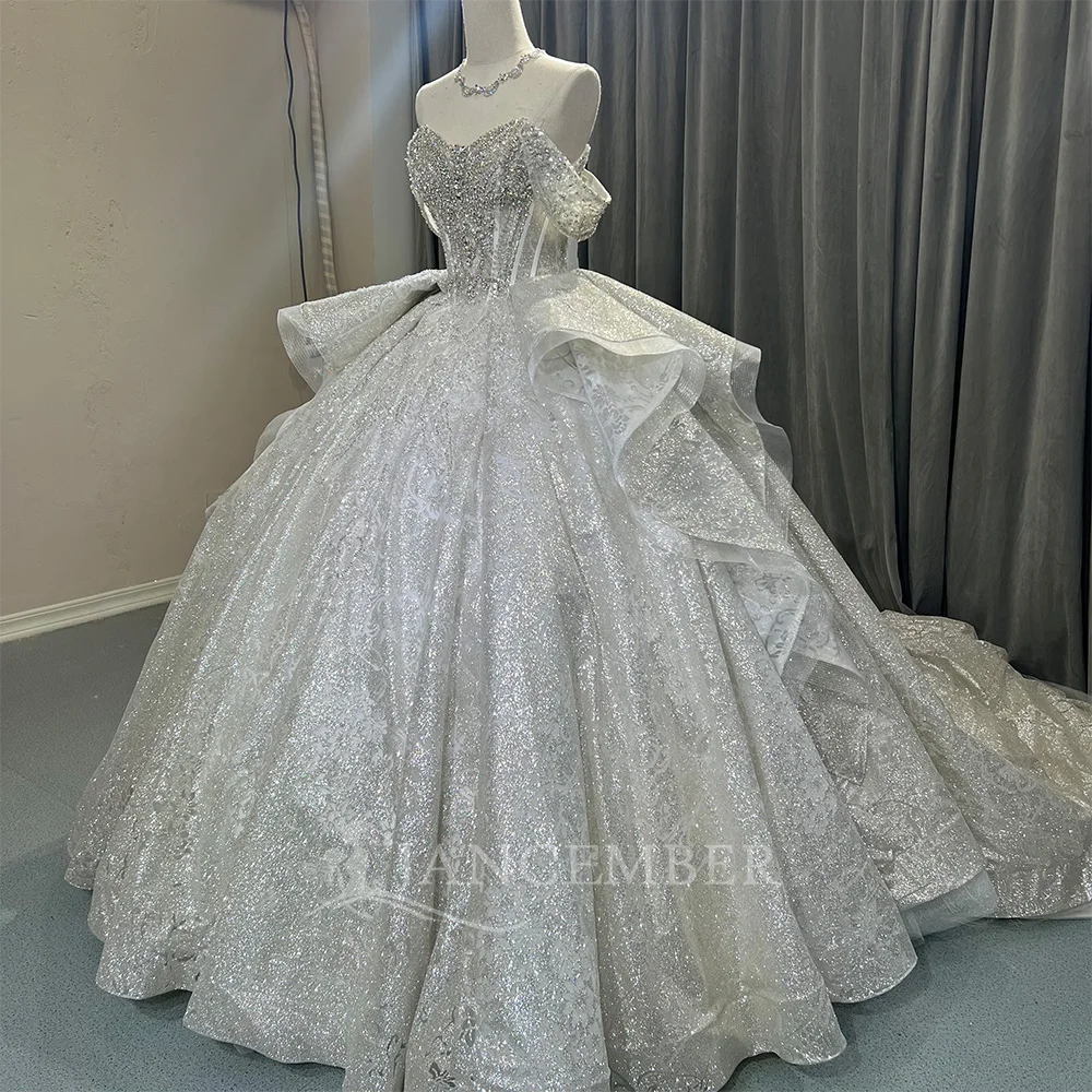 Biała, krótki rękaw, ekskluzywna suknia ślubna z bogatymi zdobieniami i diamentami, luksusowa, szyta na miarę vestidos de novia.