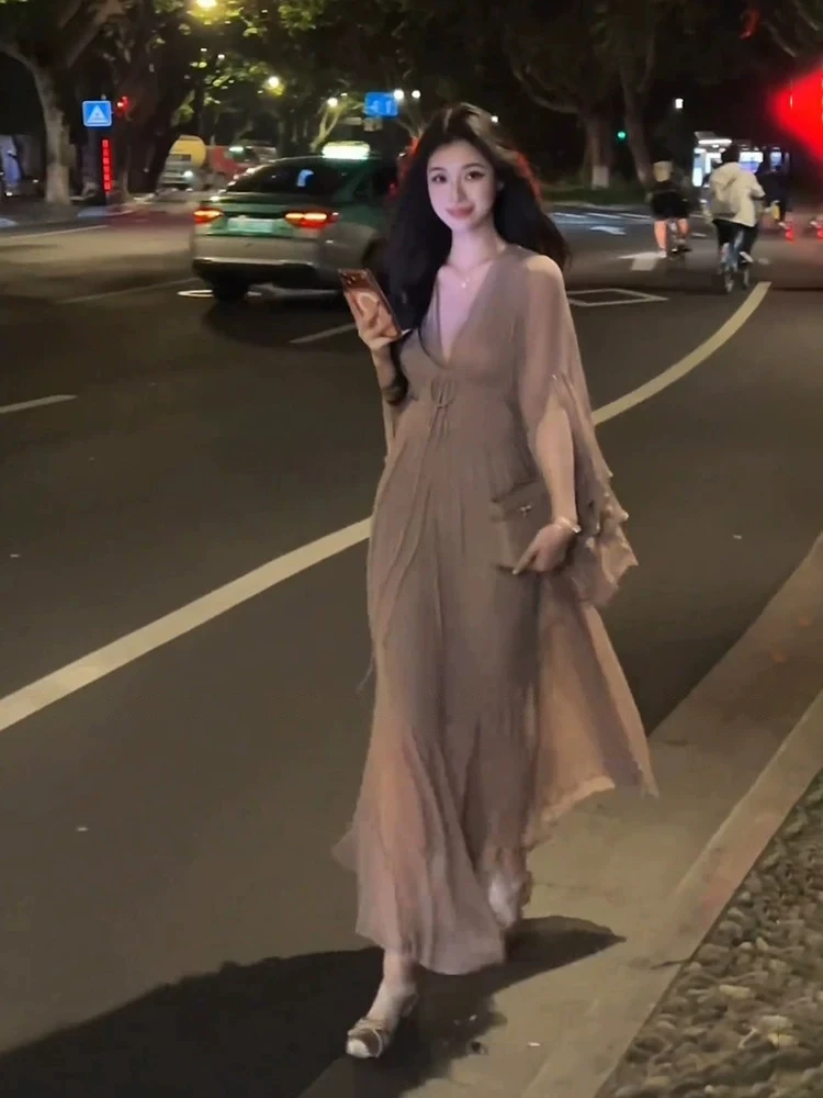 

XZY Retro Pleated V-neck Bell Sleeve Dress Women's plus Size Summer Slimming A-line Skirt Elegant High Waist Long Dress