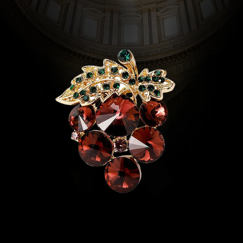 新しいクリスタルパープルグレープブローチ、ハイエンドの女性らしさ、シンプルなフルーツブローチ、アンチライトピン、スーツとアクセサリー