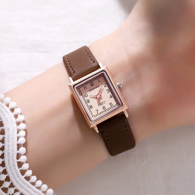 

Модные женские часы, Лидер продаж, женские наручные часы с кожаным ремешком, роскошный подарок, кварцевые часы с квадратным циферблатом, студенческие часы с арабскими цифрами