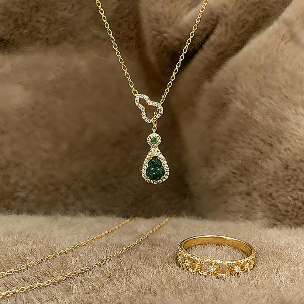 Point drill hollow emerald gourd pendant retro style small fashion design choker 9999gold