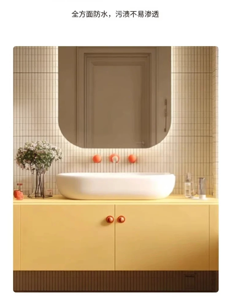 

Кремовый комбинированный шкаф для ванной из дуба с керамической раковиной-столешницей