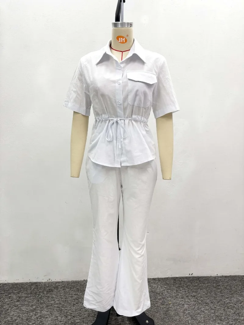 Schickes weißes zweiteiliges Hosenset für Damen: Bluse mit Kordelzug und hochtaillierte Schlaghose – Sommer-Outfit für afrikanische Urlaubstage und Streetwear – Detail 2
