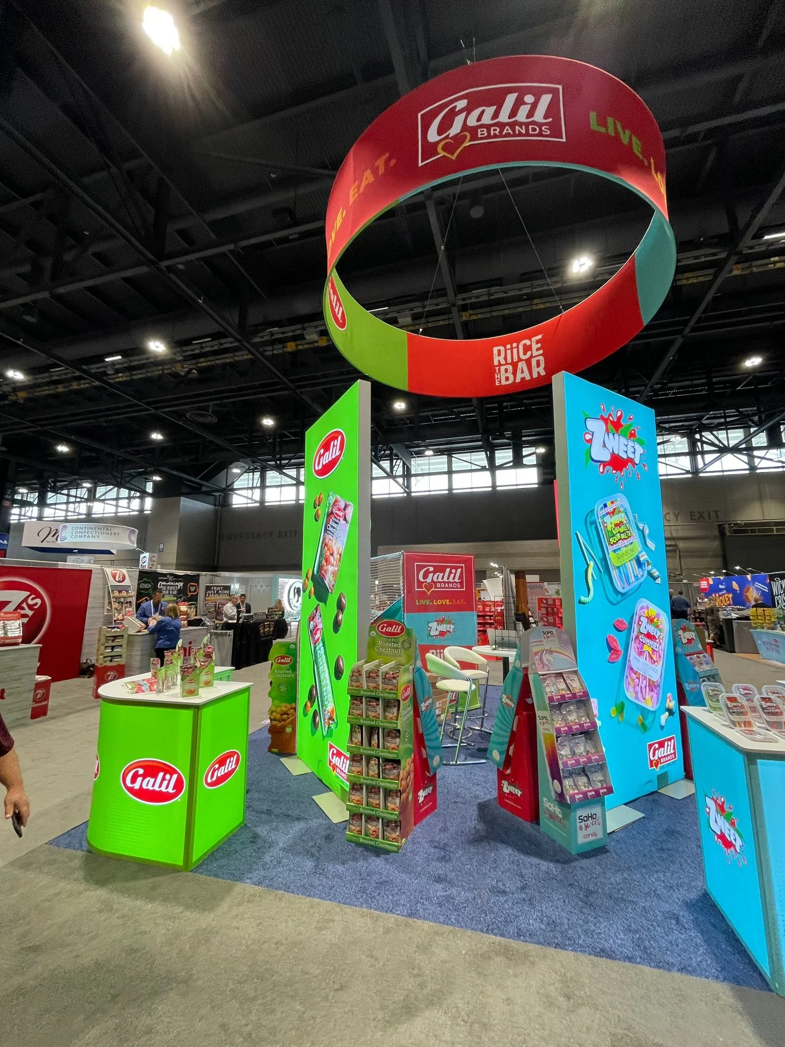 Cabine de commerce Expo West 20x20, produits naturels pour l'industrie alimentaire, avec comptoir incurvé rétroéclairé par LED et panneau suspendu