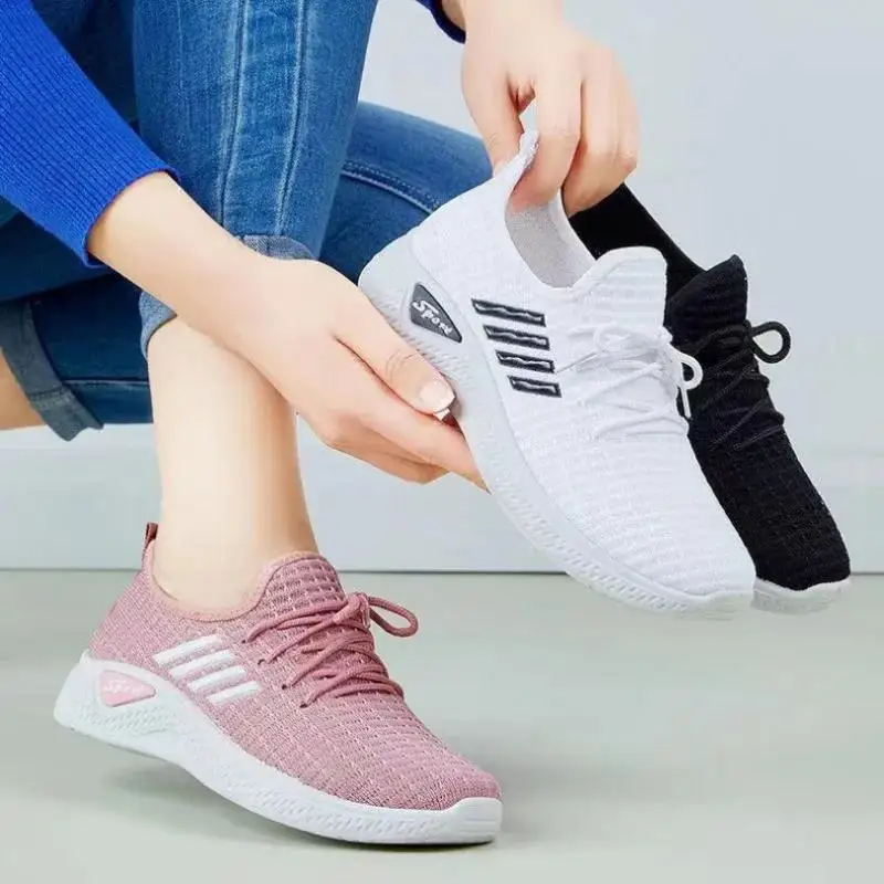 Modne buty Nowe trampki z dzianiny Fly Wiosna i lato Miękkie dno Casual Mom Shoes Mesh Low-Top Running Student Shoes