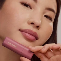 Rare Beauty New Butter contient 4g d'acide hyaluronique. Rouge à lèvres couleur caramel douce, hydratant, volumateur, blush apprécié et agréable à utiliser. 4