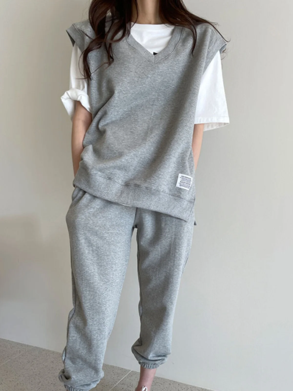 

Повседневный свободный женский комплект: топ без рукавов с этикеткой и брюки длиной 7/8 с эластичным поясом. Модный весенний комплект из хлопка.