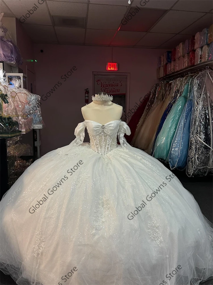 فساتين Quinceanera بيضاء لامعة قبالة الكتف زين الدانتيل الديكور كريستال تول حفلة عيد ميلاد الحلو 16 فستان سترة