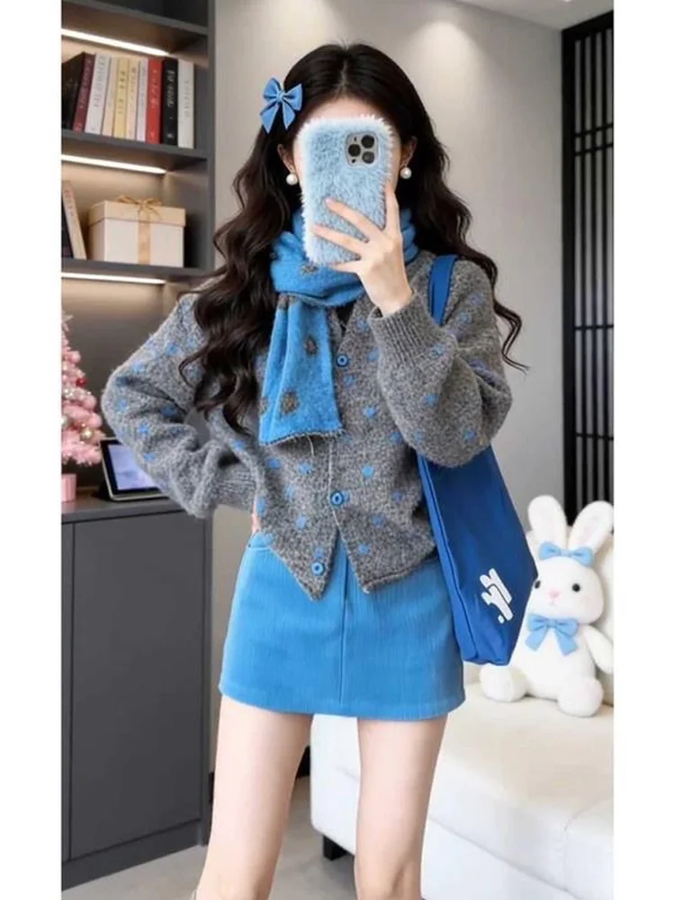 

Зимний модный комплект в корейском стиле: женский синий свитер-шарф, короткая юбка, кардиган с высокой талией, длинный рукав, круглый узор в горошек.