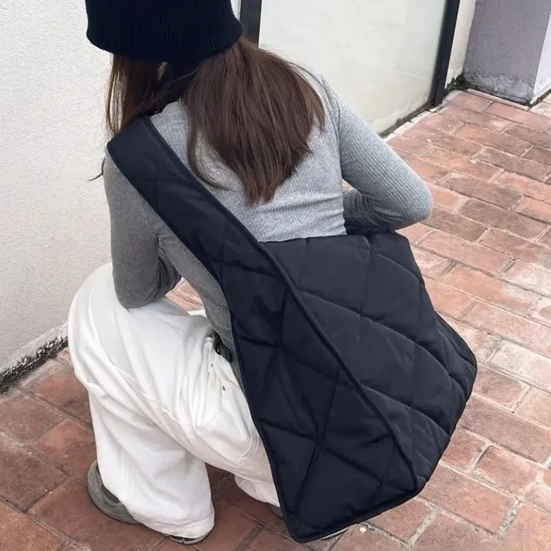 

Large-capacity New Models in Versatile Light and Fashionable Commuting Single Shoulder Messenger Bag Dumpling Tote Bag Exquisite