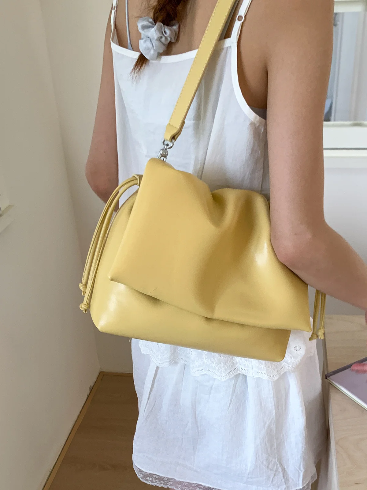 

Женская текстурированная сумка на одно плечо из мягкой кожи, осень/зима, новая большая вместительная сумка через плечо, шикарные универсальные сумки на шнурке