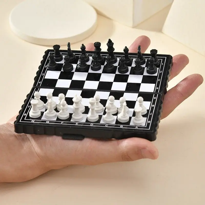 Mini jeu d'échecs portable pliable magnétique en bois de caoutchouc, édition voyage, noir et blanc, outil de jeu interactif d'extérieur