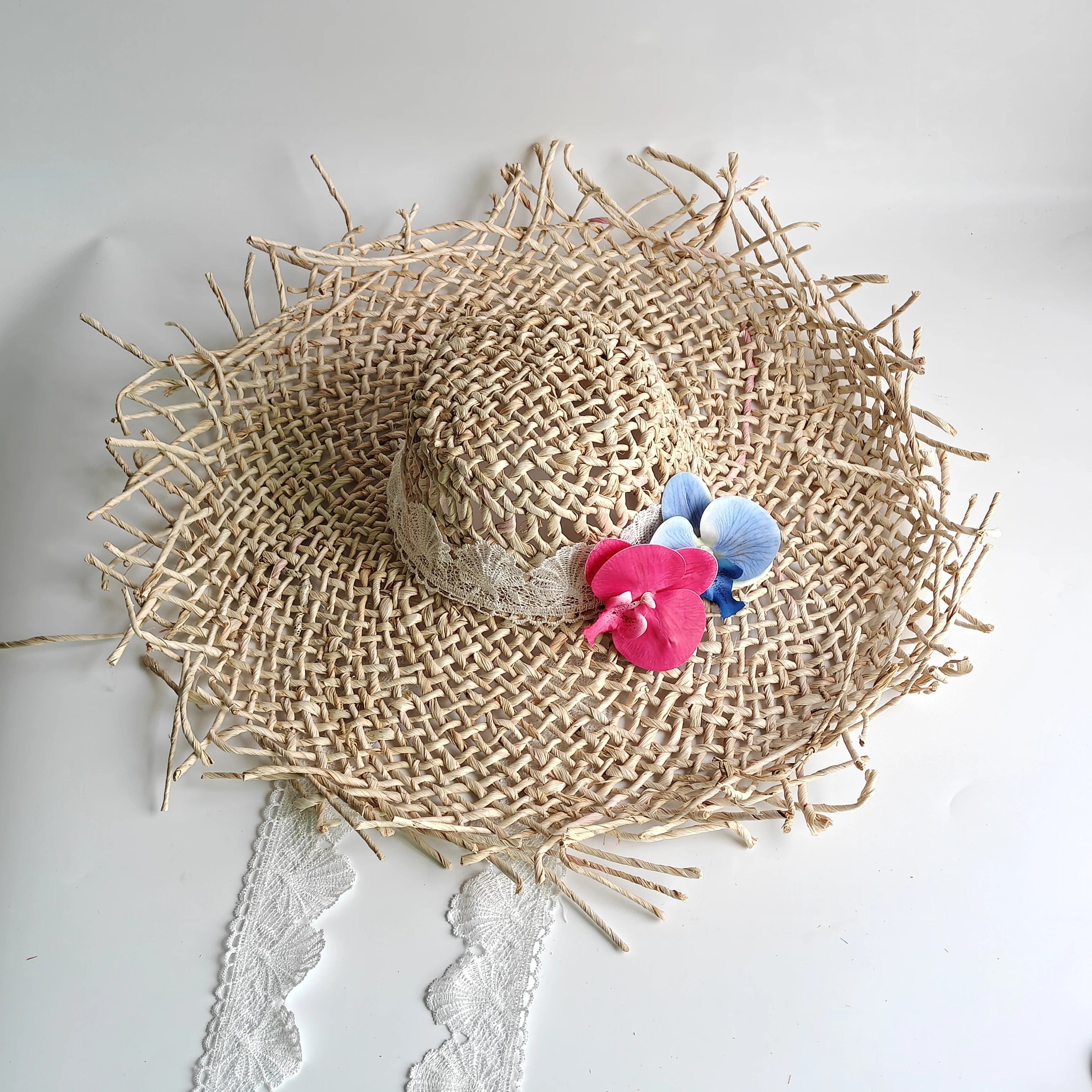 2026 Wide-brimmed Wtraw Corn Husk Hat Summer Beach Sun Hat with UV Protection Floral Accessories Openwork Design