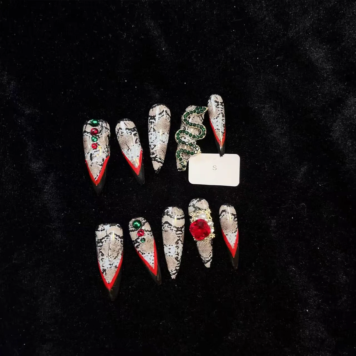 Handmade Snake Skin Stiletto Press On Nails Red‑Black V‑Shaped French False Nails With Sparkly Green Rhinestone Snake Charm Red