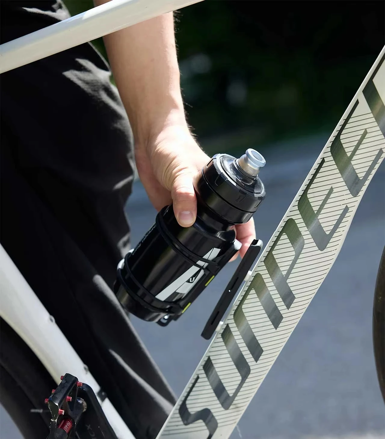 

Быстросъемный держатель для велосипедной бутылки для пряжки Magsafe, держатель без вибрации с универсальной подставкой для бутылки с водой (бутылка в комплект не входит)