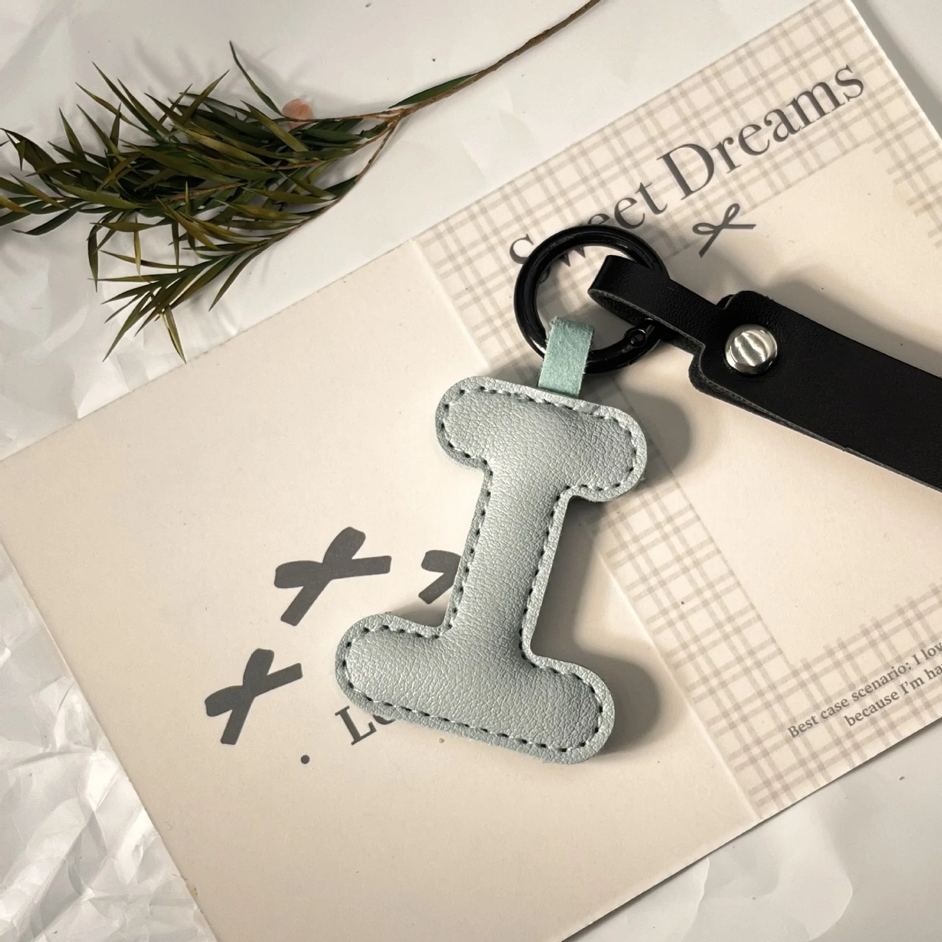 Niedlicher Personalisierter 26 A-Z Buchstaben DIY PU-Accessoire Mode-Schlüsselanhänger Verpackung Hängende Dekoration Schlüsselring Großhandel Anhänger Geschenk – Detail 23