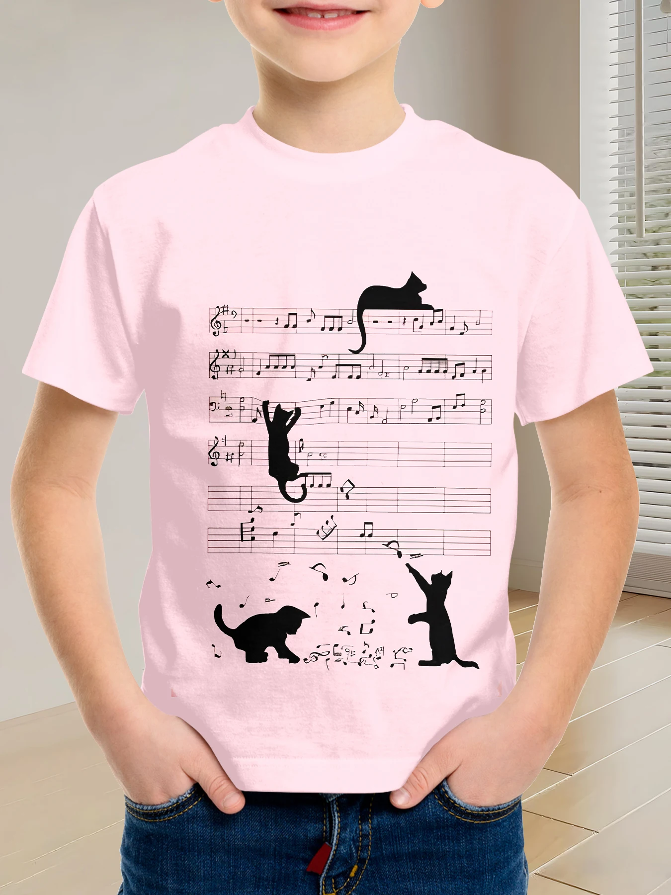 

Детская одежда с короткими рукавами и рисунком музыкальной партитуры с художественным котом