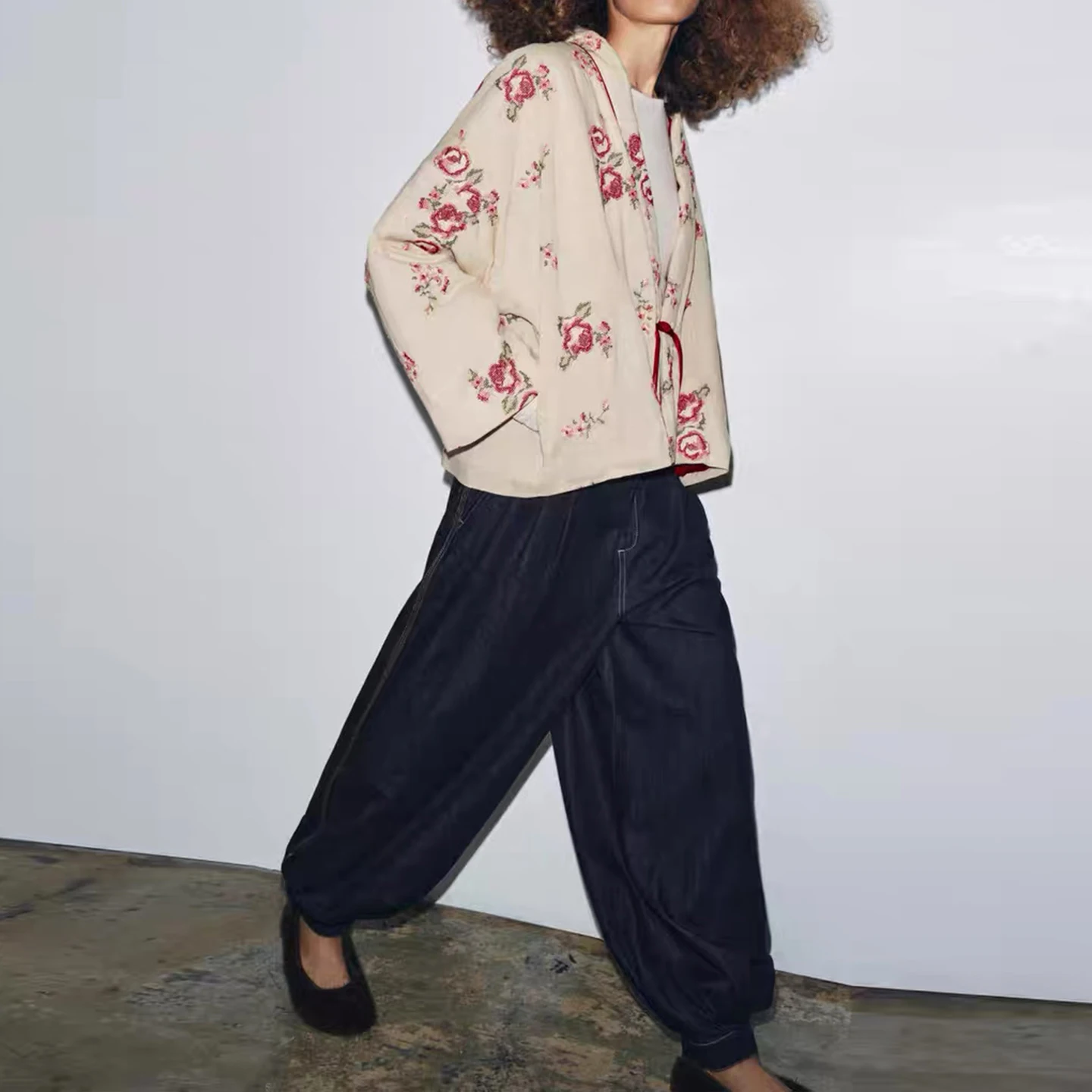 سترة نسائية قطنية من Z بأكمام طويلة وياقة على شكل V مع تطريز زهري، موديل 2025 الجديد بقصة قياسية وطراز قصير #5