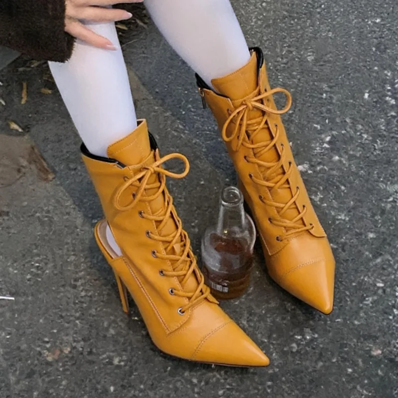 Botines de mujer color mostaza con cordones, punta puntiaguda, tacón de aguja, diseño recortado sin espalda