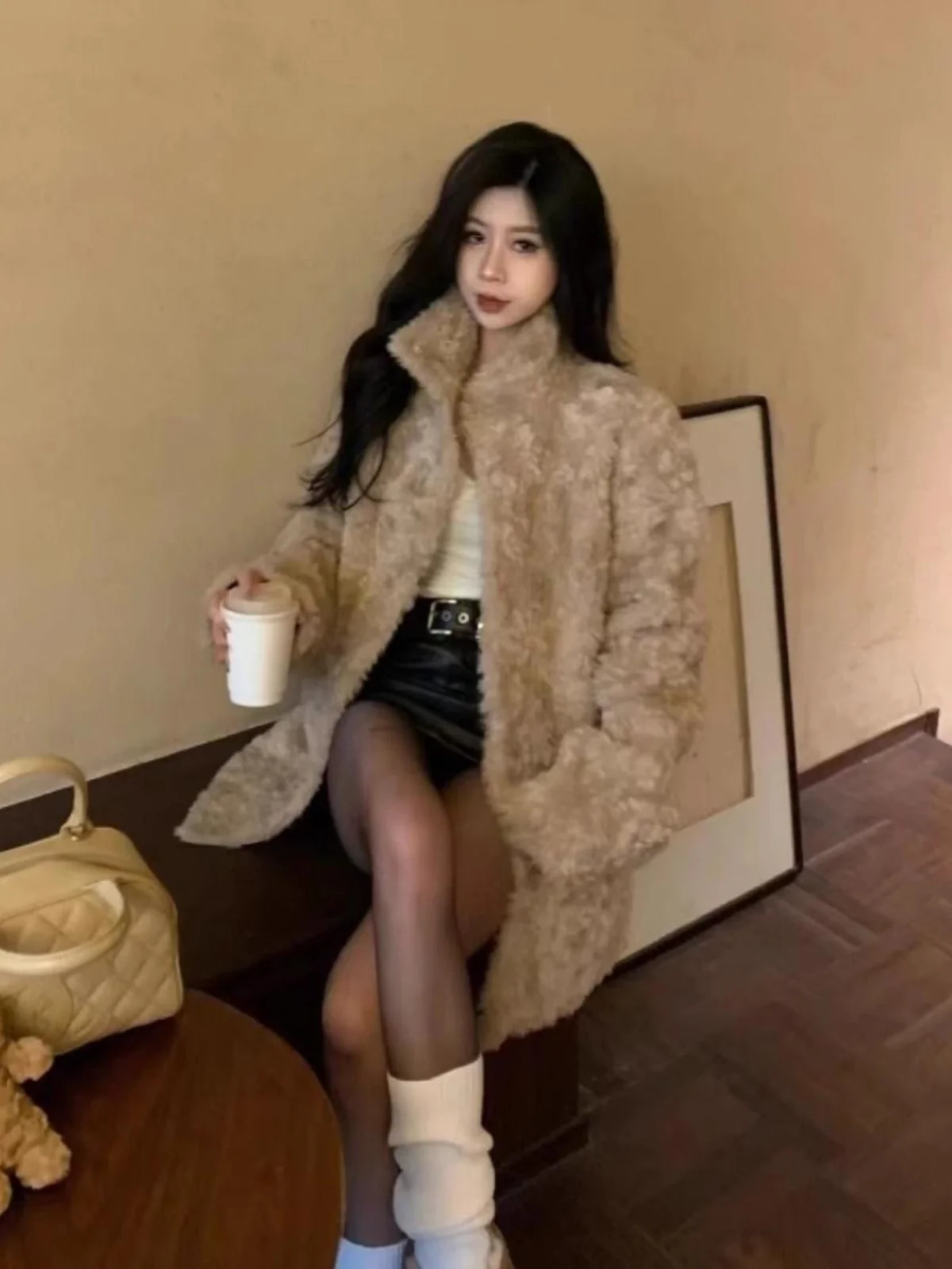 شتاء 2024 Thiened الوقوف طوق معطف الفرو المرأة الشارع Sle منتصف طول البخاخ Jaet وهمية الفراء Inteated الجلود معطف دافئ