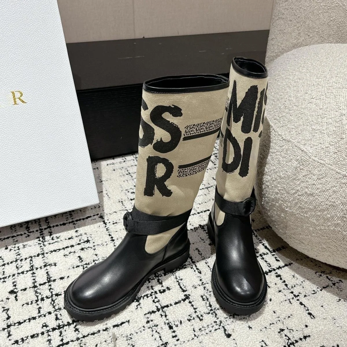 Stivali al ginocchio patchwork ricamati per donna 2025 Nuovo stile Stivali da cavaliere alti con punta tonda, tacco spesso e dimagranti